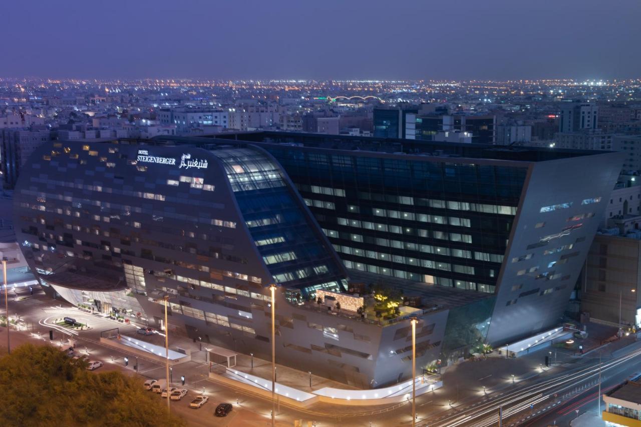 Steigenberger Residence Doha Exterior photo The hospital at night